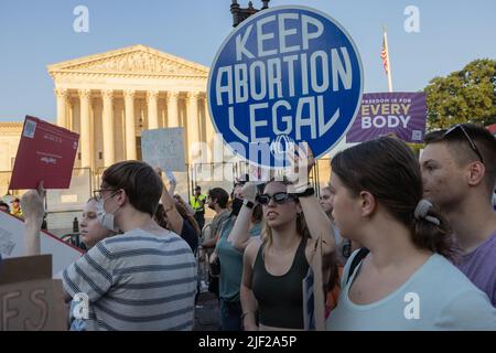 WASHINGTON, D.C. – 24 juin 2022: Les manifestants pour les droits à l'avortement se rassemblent près de la Cour suprême des États-Unis. Banque D'Images