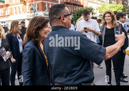 New York, NY - 28 juin 2022 : la gouverneure Kathy Hochul salue les gens lors de l'arrêt de campagne à un coin de 2nd Avenue et 86th Street Banque D'Images