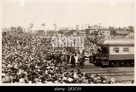 Des foules saluant le roi George VI et la reine Elizabeth lors de la visite royale de 1939, Biggar Saskatchewan Canada, carte postale d'époque. Photographe non identifié Banque D'Images