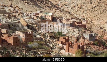 Village en brique de mudbrick dans les montagnes du Haut Atlas avec des maisons rouges et blanches Banque D'Images