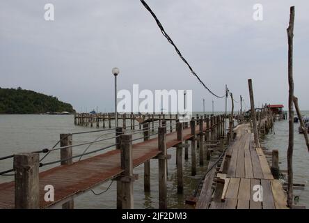 ancienne jetée de pêche en bois avec un ciel bleu gris l'arrière-plan Banque D'Images