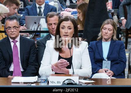 Washington, États-Unis, 28 juin 2022, Cassidy Hutchinson, Un assistant du chef de cabinet de la Maison-Blanche Mark Meadows décrit les actions de l'ancien président américain Donald Trump lors d'une audience du comité spécial de la Chambre pour enquêter sur l'attaque de 6 janvier sur le Capitole des États-Unis, dans le bâtiment du bureau de la Maison-canon sur Capitol Hill à Washington, DC, États-Unis sur 28 juin 2022. Cassidy Hutchinson, collaborateur de l'ancien chef de cabinet de la Maison-Blanche Mark Meadows, était une jeune étoile montante de l'administration Trump. Elle a révélé qu'elle avait entendu le président Donald Trump dire le matin du 6 janvier qu'il connaissait son soutien Banque D'Images