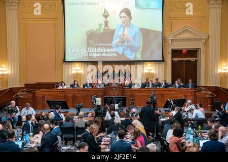 Washington, États-Unis, 28 juin 2022, Une vidéo de Cassidy Hutchinson, ancienne adjointe spéciale du président Trump, est présentée comme elle témoigne lors de la sixième audience publique par le comité spécial de la Chambre pour enquêter sur l'attaque de 6 janvier sur le Capitole des États-Unis sur 28 juin 2022 à Washington, DC, États-Unis. Cassidy Hutchinson, collaborateur de l'ancien chef de cabinet de la Maison-Blanche Mark Meadows, était une jeune étoile montante de l'administration Trump. Elle a révélé qu'elle avait entendu le président Donald Trump dire le matin du 6 janvier qu'il savait que ses partisans avaient des armes et qu'il ne s'en souciait pas parce qu'ils « ne sont pas ici Banque D'Images