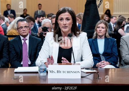 Washington, États-Unis, 28 juin 2022, Cassidy Hutchinson, Mark Meadows, ancien secrétaire général de Trump à la Maison-Blanche, témoigne du fait que le comité spécial de la Chambre des représentants enquête sur l'attaque du 6 janvier contre le Capitole des États-Unis tient une audience au Capitole à Washington, DC, États-Unis, mardi, 28 juin, 2022. Cassidy Hutchinson, principal assistant de l'ancien chef de cabinet de la Maison-Blanche, Mark Meadows était une jeune étoile montante de l'administration Trump. Elle a révélé qu’elle avait entendu le président Donald Trump dire le matin du 6 janvier qu’il savait que ses partisans avaient des armes et qu’il ne s’en souciait pas parce que « ils ne sont pas là pour me blesser ». Banque D'Images