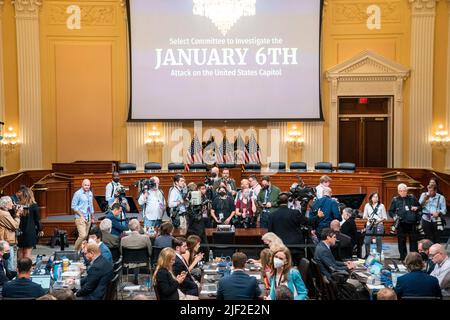 Washington, États-Unis, 28 juin 2022, membres des médias d'information attendent l'arrivée de Cassidy Hutchinson, ancien adjoint spécial du président Trump, avant la sixième audience publique du Comité spécial de la Chambre pour enquêter sur l'attaque de 6 janvier contre le Capitole des États-Unis sur 28 juin 2022 à Washington, DC, ÉTATS-UNIS. Cassidy Hutchinson, collaborateur de l'ancien chef de cabinet de la Maison-Blanche Mark Meadows, était une jeune étoile montante de l'administration Trump. Elle a révélé qu'elle avait entendu le président Donald Trump dire le matin du 6 janvier qu'il savait que ses partisans avaient des armes et qu'il ne s'en souciait pas parce qu'ils étaient « eux » Banque D'Images