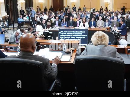 Washington, États-Unis, 28 juin 2022, Cassidy Hutchinson (C), Un des principaux conseillers de l'ancien chef de cabinet de la Maison Blanche, Mark Meadows, témoigne lors de la sixième audition par le comité spécial de la Chambre pour enquêter sur l'attaque de 6 janvier sur le Capitole des États-Unis, à Washington, DC, États-Unis sur 28 juin 2022. Cassidy Hutchinson, collaborateur de l'ancien chef de cabinet de la Maison-Blanche Mark Meadows, était une jeune étoile montante de l'administration Trump. Elle a révélé qu'elle avait entendu le président Donald Trump dire le matin du 6 janvier qu'il savait que ses partisans avaient des armes et qu'il ne s'en souciait pas parce qu'ils « ne sont pas là pour me blesser », et Banque D'Images