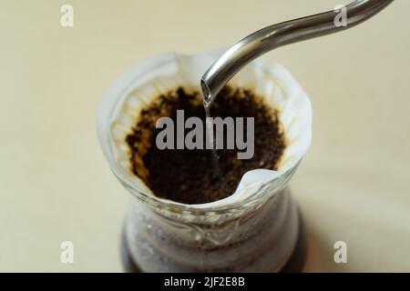 Préparation d'un café à verser avec une bouilloire et une carafe Banque D'Images