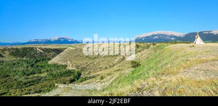 panorama d'un tipi solitaire au-dessus de la vallée de deep creek le long du front de montagne rocheux près de choteau, montana Banque D'Images