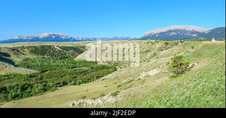 panorama d'un tipi solitaire au-dessus de la vallée de deep creek le long du front de montagne rocheux près de choteau, montana Banque D'Images