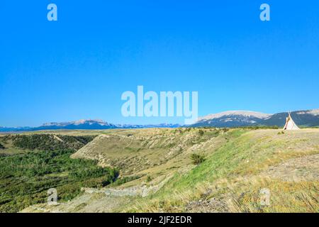 tipi au-dessus de la vallée de deep creek le long du front de montagne rocheux près de choteau, montana Banque D'Images