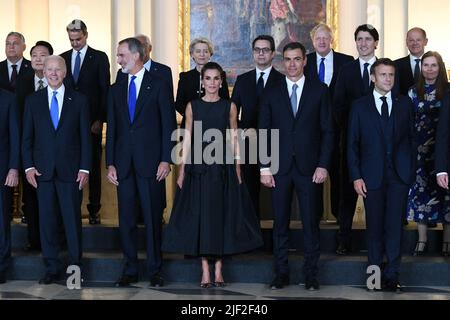 Madrid, Espagne, 28 juin 2022. Le Président AMÉRICAIN Joe Biden (L), le Premier ministre espagnol Pedro Sanchez (2ndR), le Président français Emmanuel Macron (R), les chefs d'État et de gouvernement et les chefs d'organisations internationales, invités au programme officiel du Sommet de l'OTAN, Posez pour une photo de famille avant un dîner offert par le roi Felipe VI (2ndL) et la reine Letizia (C) au Palais Royal de Madrid, sur 28 juin 2022. Photo de Bertrand Guay/Pool/ABACAPRESS.COM Banque D'Images