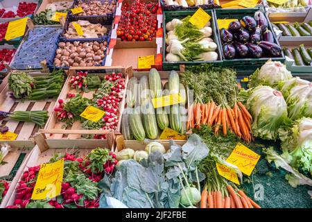 Grand choix de légumes et de salades dans un marché Banque D'Images