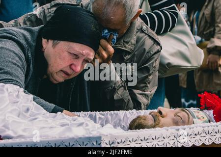 (NOTE DE LA RÉDACTION: L'image dépeint la mort) les parents de Sergey Titov pleurent aux funérailles de leur fils. La famille, la famille et les amis assistent aux funérailles de Sergey Titov, 32 ans, sergent de la Garde nationale d'Ukraine, tué par des bombardements russes à Orikhiv. Banque D'Images