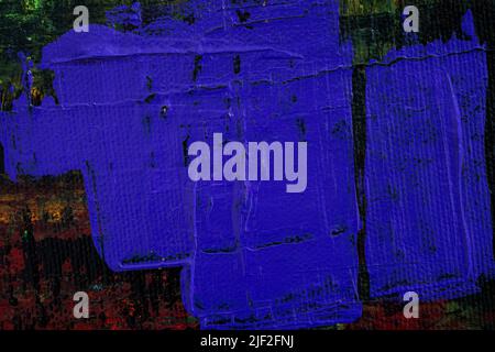 Gros plan macro d'un bleu abstrait sur fond de peinture acrylique rouge foncé, vert et noir. Arrière-plan en toile texturée plein format haute résolution. Banque D'Images