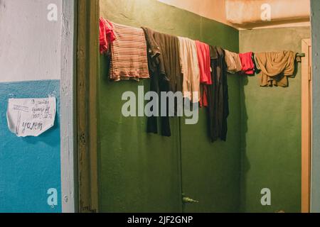 Kharkiv, Ukraine. 26th avril 2022. Les vêtements sont suspendus sur une corde pour sécher. La plupart des gens vivent dans la station de métro Heroiv Pratsi à Kharkiv depuis le début de la guerre. Certains d'entre eux ont perdu leur maison et leurs effets personnels lors de l'évacuation. En raison des bombardements constants dans la ville, les gens passent la plupart du temps à l'intérieur de la gare. Les bénévoles leur fournissent chaque jour de la nourriture et des médicaments. (Photo par Lara Hauser/SOPA Images/Sipa USA) crédit: SIPA USA/Alay Live News Banque D'Images