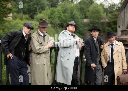 Dudley, West Midlands-Royaume-Uni 13 juillet 2019, cinq hommes vêtus de costumes d'affaires style Peaky Blinders des années 1940 et de chapeaux trilby gangster vintage Banque D'Images