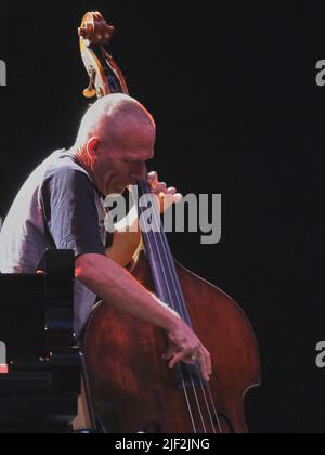 Vérone, Italie. 26th juin 2022. Avishai Cohen pendant LE TRIO AVISHAI COHEN, concert de musique à Vérone, Italie, 26 juin 2022 crédit: Agence de photo indépendante/Alamy Live News Banque D'Images