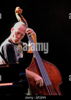 Vérone, Italie. 26th juin 2022. Avishai Cohen pendant LE TRIO AVISHAI COHEN, concert de musique à Vérone, Italie, 26 juin 2022 crédit: Agence de photo indépendante/Alamy Live News Banque D'Images