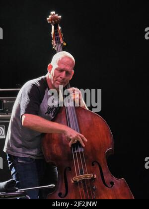 Vérone, Italie. 26th juin 2022. Avishai Cohen pendant LE TRIO AVISHAI COHEN, concert de musique à Vérone, Italie, 26 juin 2022 crédit: Agence de photo indépendante/Alamy Live News Banque D'Images