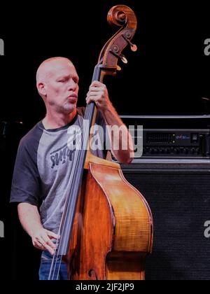Vérone, Italie. 26th juin 2022. Avishai Cohen pendant LE TRIO AVISHAI COHEN, concert de musique à Vérone, Italie, 26 juin 2022 crédit: Agence de photo indépendante/Alamy Live News Banque D'Images