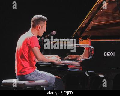 Vérone, Italie. 26th juin 2022. Elchin Shirinov pendant LE TRIO AVISHAI COHEN, concert de musique à Vérone, Italie, 26 juin 2022 crédit: Agence de photo indépendante/Alamy Live News Banque D'Images