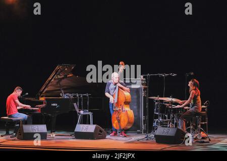 Vérone, Italie. 26th juin 2022. Trio Avishai Cohen pendant LE TRIO AVISHAI COHEN, concert de musique à Vérone, Italie, 26 juin 2022 crédit: Agence de photo indépendante/Alamy Live News Banque D'Images
