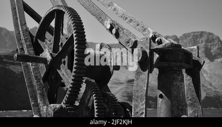 Vieille grue en premier plan, quai d'Agaete, au nord de la Grande Canarie, mode noir et blanc, îles Canaries Banque D'Images