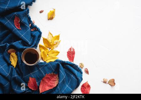 Composition d'automne. Tasse de café, tissu écossais bleu sur fond blanc. Automne, automne concept. Flat lay, vue de dessus, espace de copie. Banque D'Images