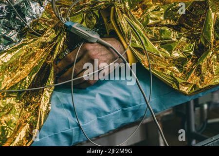 15 mai 2022, Pokrovskoe, région de Dnepropetrovsk, Ukraine : main du soldat qui attend d'autres traitements. L'hôpital militaire de Pokrovskoe, dans la région de Dnepropetrovsk, stabilise les conditions des soldats blessés depuis les lignes de front. Ensuite, ils sont transférés dans les grands hôpitaux de Zaporizhia et Dnipro. Depuis le début de la guerre, les régions de Zaporizhia et de Dnipro ont fait l'objet d'attaques russes. (Credit image: © Lara Hauser/SOPA Images via ZUMA Press Wire) Banque D'Images