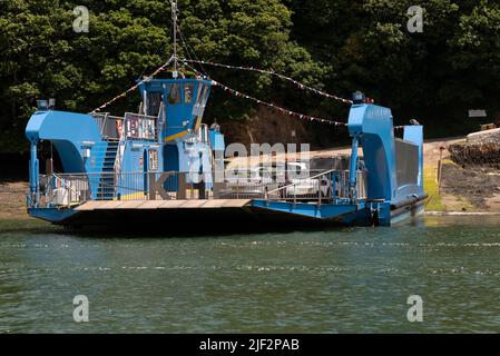 Feock, Truro, Cornouailles, Angleterre, Royaume-Uni. 2022. Ferry pour véhicule peint en bleu sur la rivière FAL à Cornwall, Royaume-Uni. Le roi Harry. Banque D'Images