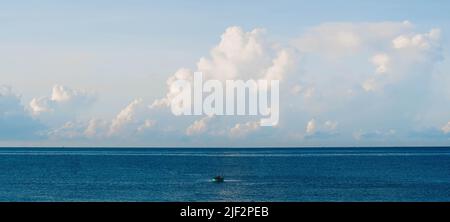 FOND D'écran PANORAMA Real photo Natural Cloudscape. Magnifique blanc moelleux cumulus nuages été bleu ciel calme mer horizon horizon horizon horizon. Atmosphère concept Banque D'Images