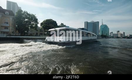 MINE Smart Ferry Cataran Chao navire électrique Phraya River Bangkok Thaïlande Banque D'Images