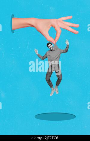 L'image de collage composite verticale des grands doigts de bras tient mini positif mec noir blanc couleurs isolées sur fond bleu de dessin Banque D'Images