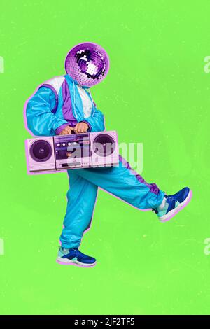 Image verticale de collage de mains de type tenir la boule disco de boombox au lieu de la tête isolée sur fond vert Banque D'Images