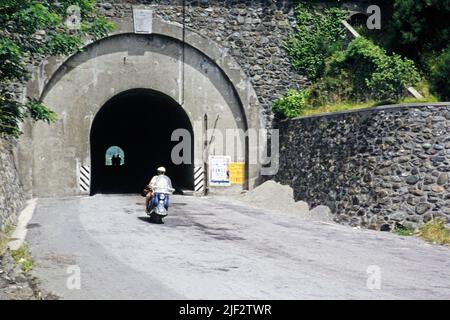 Club de scooter Bromley tour de groupe à vélo, tunnel à Passo del Turchino, Ligurie, Italie, juillet 1959 Banque D'Images