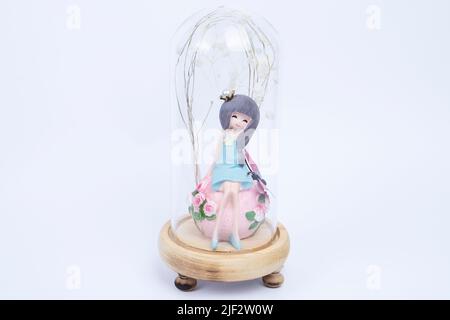 Poster Joyeux boule de verre de Noël. Vecteur mini maison, cadeau, et bonhomme de neige dans le globe de neige. Banque D'Images