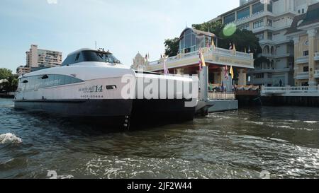 MINE Smart Ferry Cataran Chao navire électrique Phraya River Bangkok Thaïlande Banque D'Images