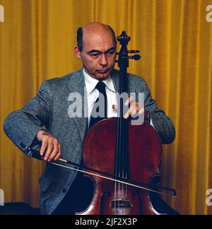 János Starker, violoncelliste amerikanischer ungarischer Herkunft, einer der bedeutsendsten Cellovirtuosen des 20. Jahrhunderts, Portraitaufnahme am Cello, Allemagne, vers 1980. János Starker, violoncelliste américain d'origine hongroise, l'un des plus importants virtuoses de violoncelle du 20th siècle, photographie de portrait sur le violoncelle, Allemagne, vers 1980. Banque D'Images
