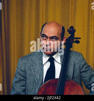 János Starker, violoncelliste amerikanischer ungarischer Herkunft, einer der bedeutsendsten Cellovirtuosen des 20. Jahrhunderts, Portraitaufnahme am Cello, Allemagne, vers 1980. János Starker, violoncelliste américain d'origine hongroise, l'un des plus importants virtuoses de violoncelle du 20th siècle, photographie de portrait sur le violoncelle, Allemagne, vers 1980. Banque D'Images
