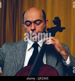János Starker, violoncelliste amerikanischer ungarischer Herkunft, einer der bedeutsendsten Cellovirtuosen des 20. Jahrhunderts, Portraitaufnahme am Cello, Allemagne, vers 1980. János Starker, violoncelliste américain d'origine hongroise, l'un des plus importants virtuoses de violoncelle du 20th siècle, photographie de portrait sur le violoncelle, Allemagne, vers 1980. Banque D'Images