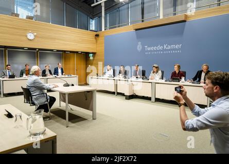 2022-06-29 09:56:50 LA HAYE - George Verberg, ancien responsable politique aux ministères de l'éducation, de la Culture et de la Science et des Affaires économiques, dans la salle d'enquête de la Chambre des représentants au cours du troisième jour des audiences publiques de la commission d'enquête parlementaire pour l'extraction du gaz naturel à Groningen. Le comité enquête sur les années de forage de gaz dans la province. TAILLE BART pays-bas sortie - belgique sortie Banque D'Images