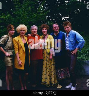 SO wie wir sind, BR-Sendung über die Münchner Sauspielerfamilie Fitz, Deutschland, 1990, im Bild: Karin Braun-Fitz, Lisa Fitz, Walter Fitz, Veronika Fitz, Gerd Fitz, Michael Fitz. Ainsi que nous y sommes, spécial télé sur la famille d'action de Munich Fitz, Allemagne, 1990, sur la photo: Karin Braun-Fitz, Lisa Fitz, Walter Fitz, Veronika Fitz, Gerd Fitz, Michael Fitz. Banque D'Images