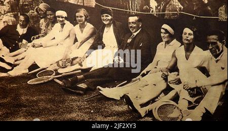 Tennis britannique en 1930 . Wimbledon un groupe de stars de tennis avec l'ex roi Manoel ou Manuel II du Portugal (centre) Banque D'Images