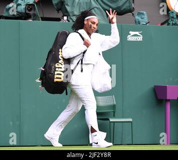 Londres, GBR. 28th juin 2022. London Wimbledon Championships Day 2 28/06/2022 Serena Williams USA perd la première partie de match Credit: Roger Parker/Alay Live News Banque D'Images