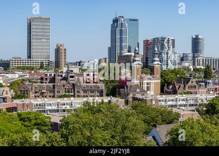 Vue sur la ligne d'horizon de Rotterdam avec Delftse Poort, Calypso et Tour du millénaire, Rotterdam, pays-Bas Banque D'Images