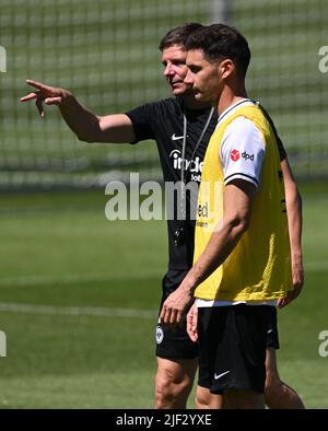 28 juin 2022, Hessen, Francfort-sur-le-main: L'entraîneur-chef Oliver Glasner (l) donne des instructions à côté du nouveau venu Lucas Alario au lancement de l'entraînement d'Eintracht Frankfurt au stade de Francfort. Photo: Arne Dedert/dpa - NOTE IMPORTANTE: Conformément aux exigences du DFL Deutsche Fußball Liga et du DFB Deutscher Fußball-Bund, il est interdit d'utiliser ou d'utiliser des photographies prises dans le stade et/ou du match sous forme de séquences d'images et/ou de séries de photos de type vidéo. Banque D'Images