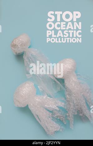 La vie marine et océanique à partir des déchets. Méduses de déchets plastiques sur fond bleu. Pollution de la planète. Concept de sauvegarde de l'environnement, des océans Banque D'Images