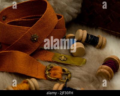 ensemble de couture avec des bobines de laine et une ceinture en tissu sur une fourrure Banque D'Images