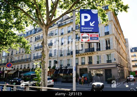 Parking sous l'église de la Madeleine, avec des voitures Tesla branchées pour être rechargées à Paris, France, sur 24 avril 2022. Un demi-millier de postes de charge pour voitures électriques sont maintenant opérationnels dans le parking Madeleine-Tronchet. Photo de Victor Joly/ABACAPRESS.COM Banque D'Images