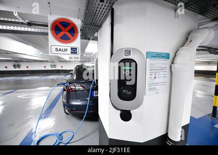 Parking sous l'église de la Madeleine, avec des voitures Tesla branchées pour être rechargées à Paris, France, sur 24 avril 2022. Un demi-millier de postes de charge pour voitures électriques sont maintenant opérationnels dans le parking Madeleine-Tronchet. Photo de Victor Joly/ABACAPRESS.COM Banque D'Images